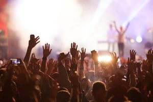 مقایسه قیمت بلیط کنسرت‌ ها در دبی و استانبول